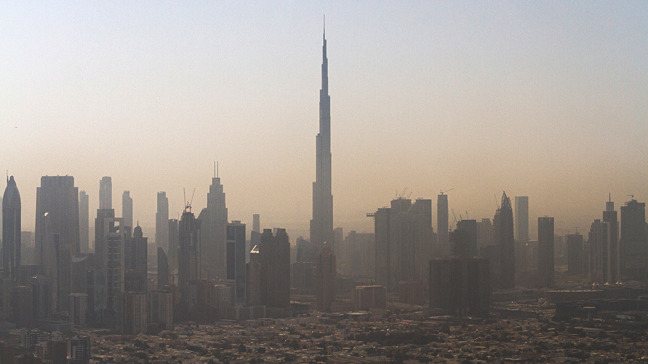 Panorámica aérea real del skyline de Dubái con el Burj Khalifa