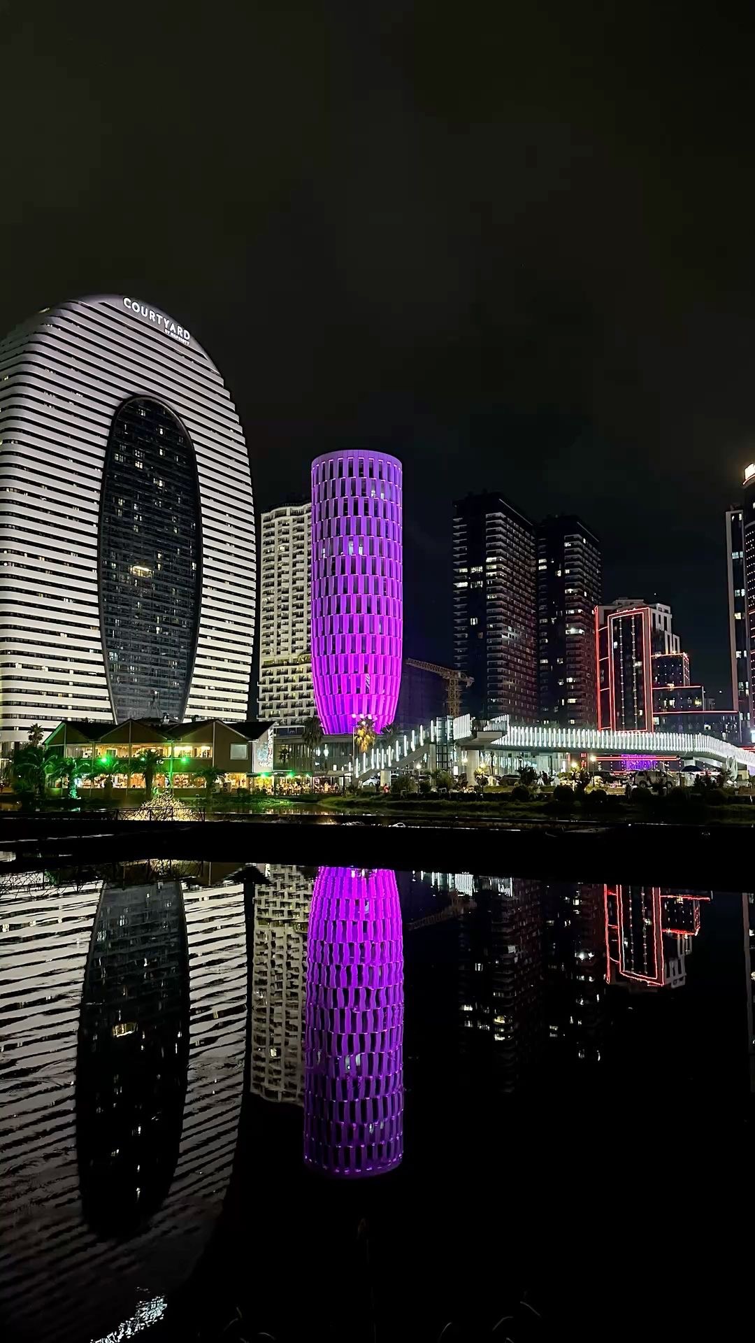 Panorámica urbana nocturna en Georgia